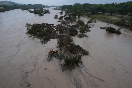 米テキサス州で洪水、24人死亡　キャンプ中の少女二十数人が不明